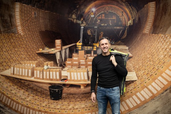 Joao Americo steht vor einer Fototapete in der Zentrale der M-Group in der Lemgoer Grevenmarsch. - © Gabriele Prasse