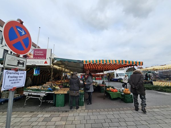 Die Markthändler sind vorübergehend auf den Parkplatz hinter dem Rathaus in Lage umgezogen, denn auf dem Marktplatz läuft vier Wochen lang der Weihnachtsmarkt. Am ersten Markttag war Fleischer Grämmel nicht dabei, das hatte Gründe. - © Astrid Sewing