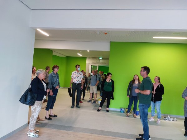 Andreas Wolf, Betriebsleiter der Blomberger Immobilien- und Grundstücksverwaltung (rechts), führt die Mitglieder des Ausschusses durch die Räume des Schulzentrums. - © Michaela Weiße