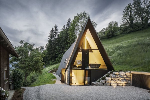 Hingucker mit Alpen-Panorama: Dieses Ferienhaus gehört dem Gütersloher Architekten Sebastian Büscher. - © Albrecht Schnabel