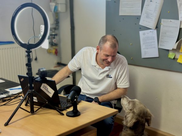 Tierarzt Stefan Knoop aus dem Kreis Paderborn ist mittlerweile ein bekannter TikTok-Creator. Gemeinsam mit Hündin Cuna berät er Tierhalter in einer Live-Sprechstunde. - © Danielle Dörsing