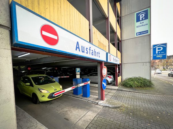 Das Parkhaus "Am Klinikum" ist ab diesem Montag nur noch für Beschäftigte des Krankenhauses nutzbar. Falschparker werden konsequent abgeschleppt. - © Raphael Bartling