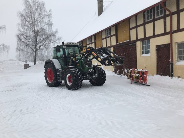 Nur mit dem Trecker kommt man am Berghof in Ehrsen-Breden aktuell gegen die Schneemassen an. - © Lilo Krüger