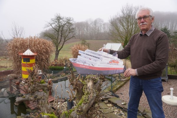 Dietmar Albrecht verbringt gerne Zeit in seinem heimischen Garten. Ebenso gehört das Reisen zu seinen Leidenschaften. Besonders die Schiffsreisen durch Norwegen sind ihm in bester Erinnerung geblieben. Die MS Richard With, die er als Pappmodell hat, erinnert ihn an die schönen Erlebnisse an Bord. - © Michaela Weiße
