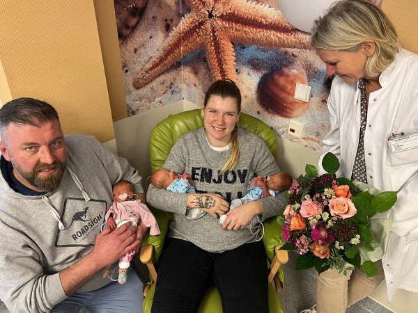 Chefärztin Dr. Corinna Bryan (rechts) gratuliert den Eltern Vanessa und Jan Pöpper zur Geburt ihrer Drillinge Luisa, Liam und Lias. - © Klinikum Lippe