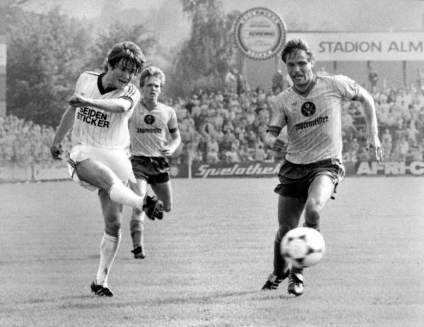 In der Saison 1984/1985 schießt Pasi Rautiainen für Arminia Bielefeld (l., gegen Braunschweigs Lars Ellmerich, r.) das Tor zum 3:2 gegen Eintracht Braunschweig. In seiner Zeit beim DSC erzielt er 16 Tore. - © imago/Horstmüller