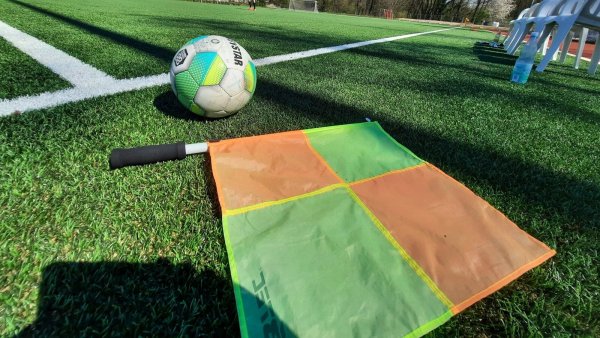Ball und Linienrichter-Fahne bleiben in diesem Symbolbild an der Seitenlinie liegen, das Sportgericht schloss einen Verein vom Spielbetrieb aus. - © LZ