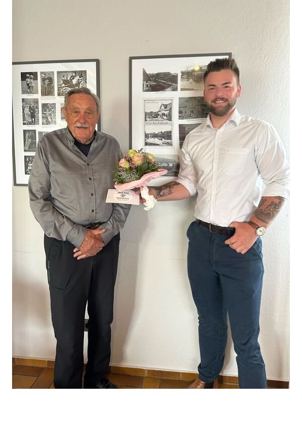 Von Ortsbürgermeister Cord-Henrik Starke gibt es Blumen als Dankeschön für Helmut Ehrlich. - © Bildrechte: Cord-Henrik Starke