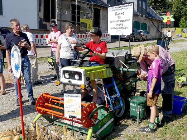 Auf dem Mini-Mähdrescher lernten Kinder und Erwachsene viel über den Weg von der Aussaat bis zum Brot. - © Rudi Rudolph