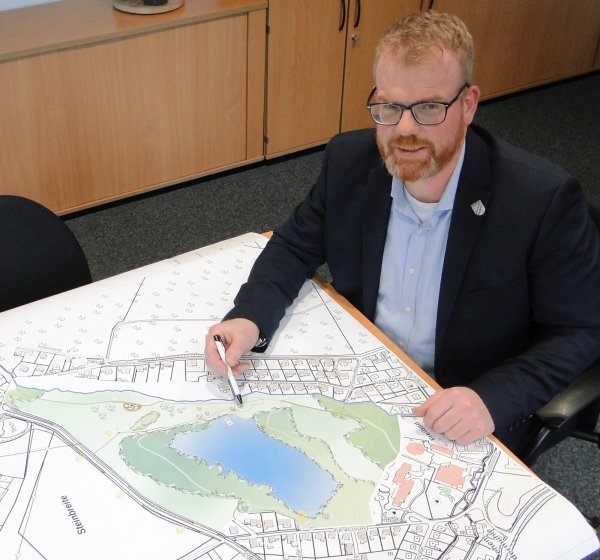 Dörentrups Bürgermeister Friso Veldink studiert den Plan zur Aufwertung des Landschaftsparks Pottkuhle. Attraktivitätssteigerung soll es an vielen Stellen in Nordlippe geben: Das ist sein Thema im Leader-Projekt. - © Hajo Gärtner