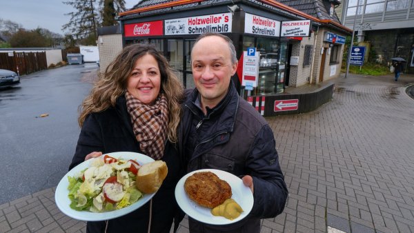 Elisabeth und Stavros Karakatsanis übernehmen den Holzweiler Schnellimbiss in Brake. Sie betreiben bereits die anliegende Gaststätte "Zur Brücke". - © Andreas Zobe