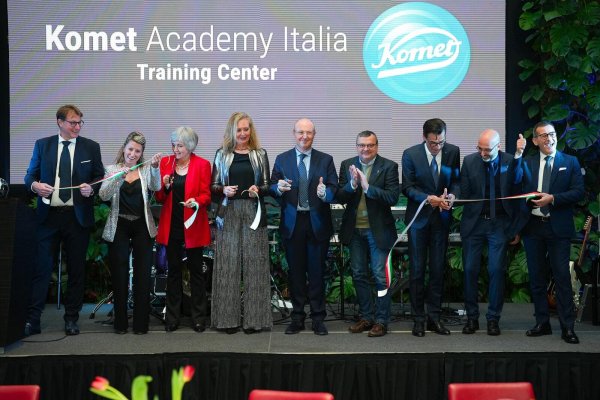 Offizielle Eröffnung der "Komet Academy" in Italien: Der feierliche Banddurchschnitt markiert den Start des neuen Trainingszentrums in festlicher Atmosphäre. - © Brasseler
