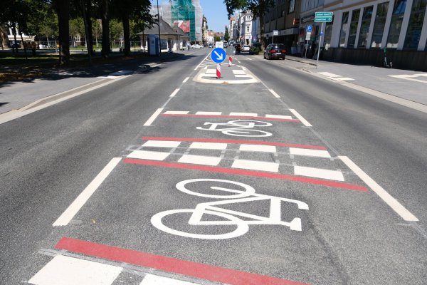 Zwei Verkehrsinseln und in der Mitte freie Fahrt für Radler: So sieht der neue Übergang an der Paulinenstraße aus. - © Sven Koch