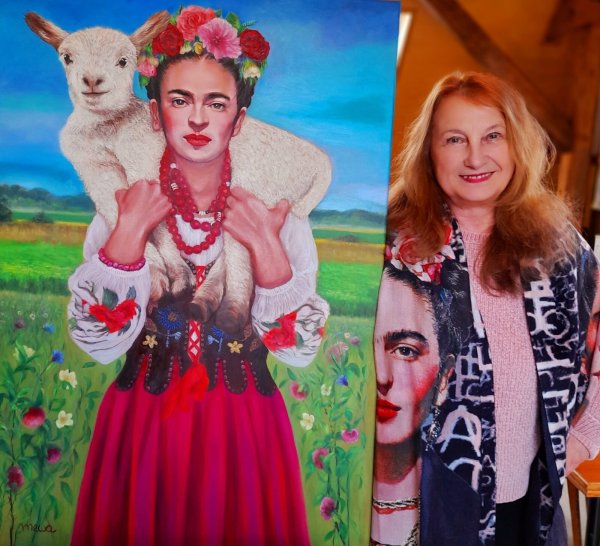 Künstlerin Mirka Machel mit einem ihrer Bilder, das Frida Kahlo zeigt. - © Bildrechte: Mirka Machel