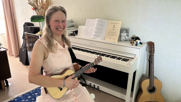 Annette Münstermann in ihrem Musikzimmer - Klavier spielt sie bereits, an der Ukulele will sie noch fleißig üben, um das künftig auch ihren Schülern im Musikunterricht näher zu bringen. - © Alexandra Schaller