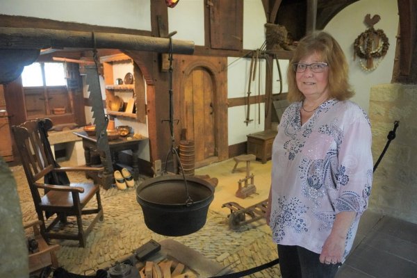 Dr. Imke Tappe-Pollmann ist Volkskundlerin am Lippischen Landesmuseum. Früher habe es noch einige Maibräuche mehr gegeben, berichtet sie. - © Michaela Weiße