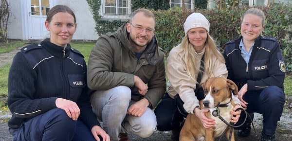Enzo wird nach drei Tagen gefunden. Es freuen sich (von links) Polizistin Anika, die beiden Hundehalter Felix und Jasmin sowie Polizistin Sarah. - © Privat