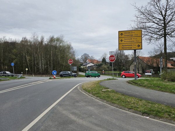 Fußweg auf der linken Seite, Radweg auf der rechten - die Kreuzung am Hellweg ist unübersichtlich. Die Anordnung der Spuren soll überplant werden, eine Ampel soll kommen. Doch schnell wird das nicht umgesetzt. - © Astrid Sewing