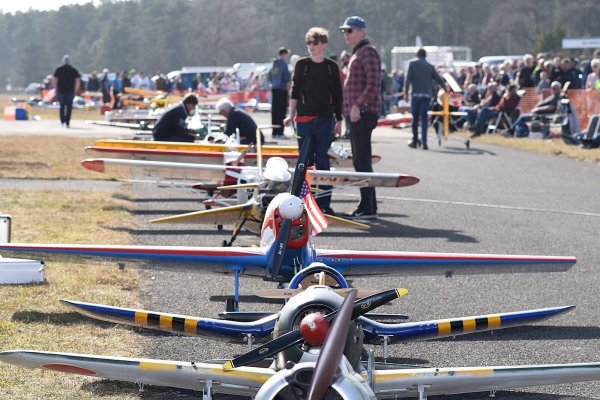 Regelmäßig findet auf dem Segelflugplatz in Oerlinghausen die Modellflugshow statt. Foto: Karin Prignitz - © Karin Prignitz