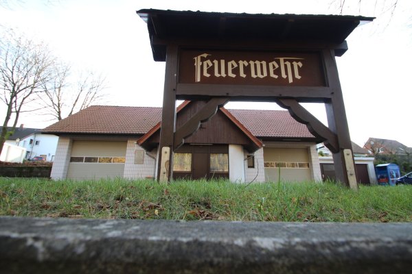 Die Feuerwehr in Talle bekommt ein neues Gerätehaus. Das hat der Gemeinderat beschlossen. Das bisherige Gerätehaus (Foto) ist marode. - © Archivfoto: Jens Rademacher