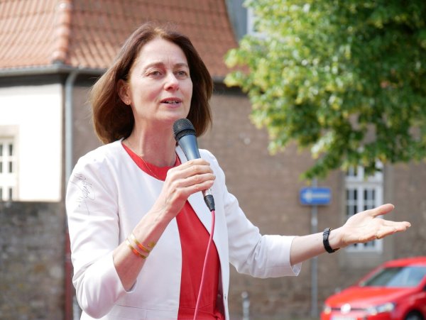 Katarina Barley bei ihrer Rede im Lippegarten. - © Thomas Krügler