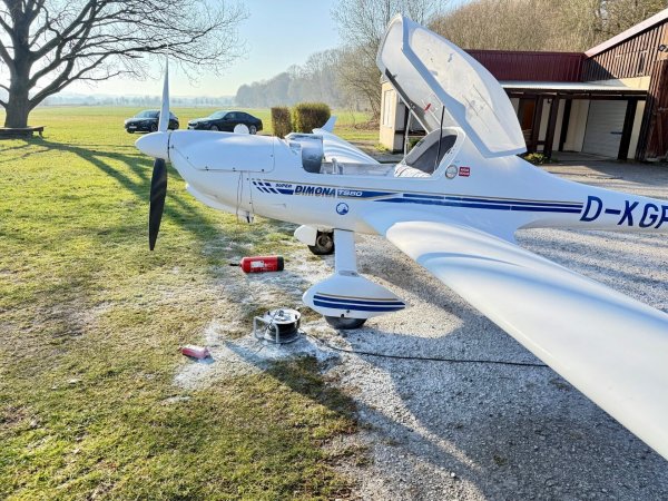 So fanden Vereinsvorstand und Polizei am Morgen den Motorsegler vor dem Hangar am Warburger Fluggelände zwischen Ossendorf und Wethen vor. - © Mark Lohe
