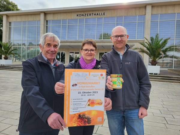 Werner Förster, Britta König, Obfrau für den Honigmarkt im Kreisimkerverein Lippe, und Jens Laghusemann (von links) vom Imkerverein Bad Salzuflen freuen sich auf den Honigmarkt, der in diesem Jahr vor und in der Konzerthalle Bad Salzuflen stattfindet. - © Freya Köhring