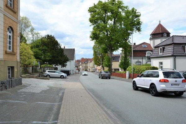 Im Bereich von Ceweco-Haus und gegenüberliegender Arztpraxis parken vor allem während der Woche zahlreiche Autos. - © Karin Prignitz