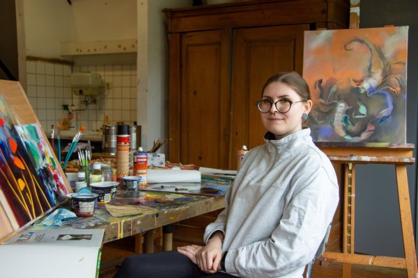 Die Schwalenberger Kunst-Stipendiatin Maria Trezinski (26) hat sich im Künstlerhaus in der Malerstadt bereits eingelebt. Aus der Schwalenberger Natur holt sie sich Inspiration für ihre Malerein. Eine Auswahl ihrer Arbeiten wird bei der Abschlussausstellung Ende September im Robert-Koepke-Haus zu sehen sein. - © Raphael Bartling