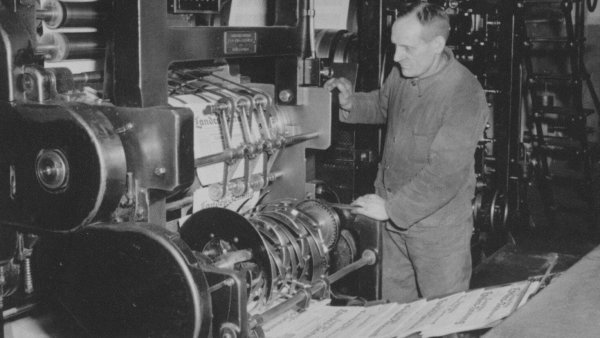 Das Foto zeigt die Zeitungsherstellung 1950 bei der Firma Bösmann. - © LZ-Archiv