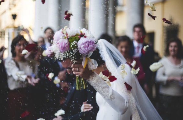 Eine Hochzeit ist zweifelsohne ein "herausragender Anlass" - und darf damit seit Montag wieder mit bis zu 50 Personen gefeiert werden. Auf Abstand und Mund-Nasen-Maske kann unter bestimmten Voraussetungen verzichtet werden. - © Symbolbild: Pixabay