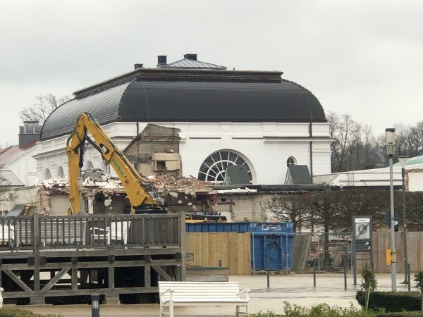 Der Abriss des sogenannten "Briten-Anbaus" ist mittlerweile weit fortgeschritten, und der Gala-Saal des Kurhauses ist deutlich sichtbar - ein Anblick, den es seit Jahrzehnten nicht mehr gab. - © Thomas Reineke
