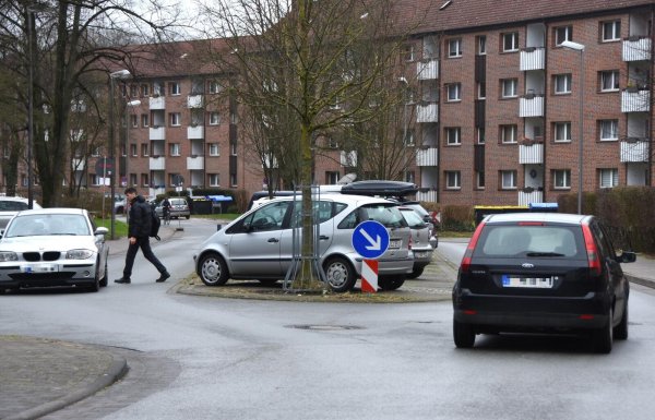 In der Bachstraße gibt es sie schon - diagonal zur Fahrbahn angelegte Parkplätze in der Mitte der Straße. So ähnlich dürfte es nach dem Umbau auch auf der Lemgoer Straße aussehen. - © Raphael Bartling