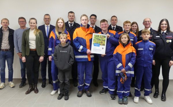Maria Kemker (dritte von links) und Bürgermeister Jörg Bierwirth (vierter von links) haben die Jugendfeuerwehr Lothe mit dem diejährigen Klimaschutzpreis ausgezeichnet. Jugendwartin Anneke Mundhenk (rechts) erläuterte die Aktivitäten der Jugendgruppe. - © Stadt Schieder-Schwalenberg