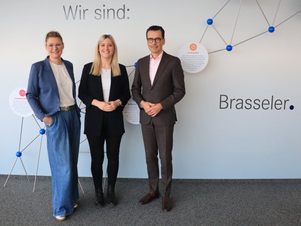 Neue Partnerschaft: Rabea Kruel (kommissarische Geschäftsführerin Lemgo Marketing), Laura Fuchs (Unternehmenskommunikation Brasseler) und Stephan Köhler (Sprecher der Geschäftsführung von Brasseler). - © Lemgo Marketing