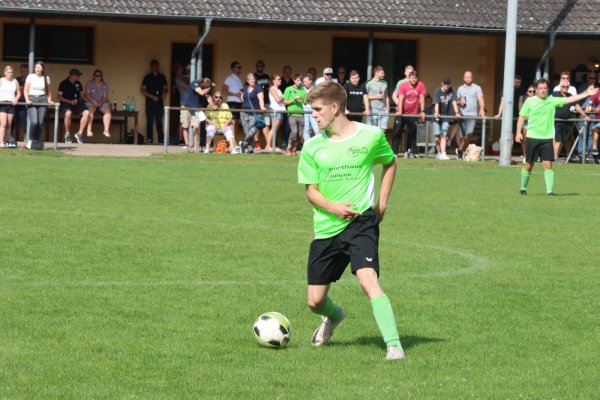 Marnik Wöbbe freut sich mit den Zuschauern auf A-Liga-Fußball am Paradies in Oesterholz. - © Sebastian Lucas