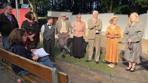 Spielleiterin Ursel Sparka (sitzend) gibt nach der Probe Feedback an ihre Truppe. Hier zu sehen sind (von links): Peter Deppe, Michaela Wernsmann, Tobias Friedrich, Fynn Berning, Christiane Jung, Thorsten Böhner, Lucia-Timea Konradt und Wiebke Blume. - © Jana Beckmann