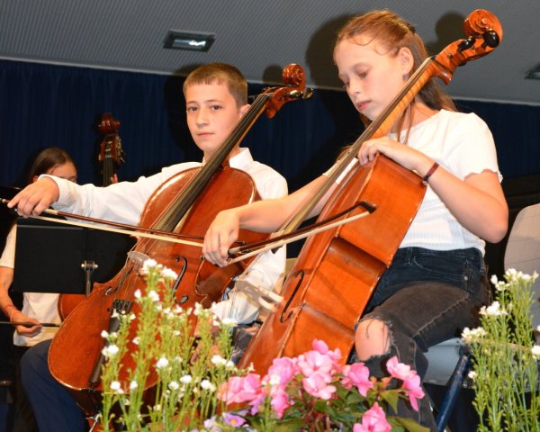 Die Streicher begeistern beim Sommerkonzert der Heinrich-Drake-Realschule. - © HDR