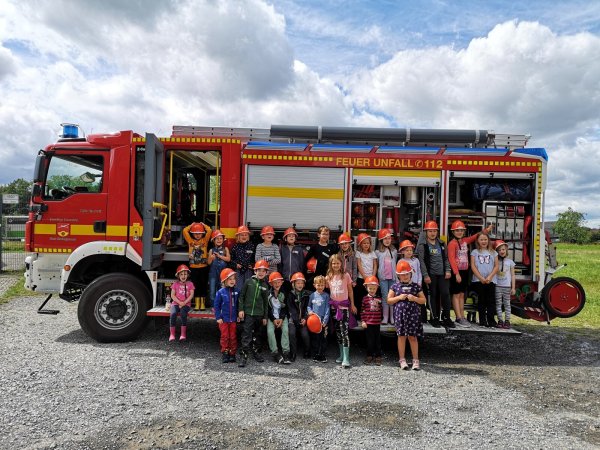 Vor dem großen Feuerwehrwagen haben sich die Teilnehmer der Ferienspiele aufgestellt. Ihnen wird gezeigt, was die Feuerwehr macht,, um im Notfall zu helfen.
Foto: Freiwillige Feuerwehr Oerlinghausen - © Freiwillige Feuerwehr Oerlinghausen
