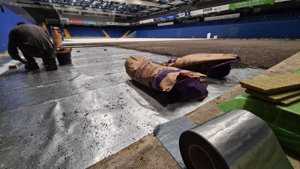 Der neue Boden in der Phoenix-Contact-Arena nimmt nach und nach Form an. - © Nadine Uphoff