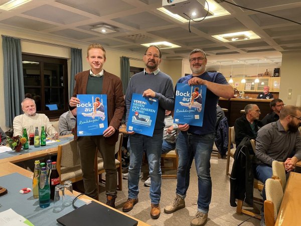 Janik Wiemann, Dirk Bensel und Alexander Wegner (von links) präsentieren die Motive, mit denen insbesondere Jugendliche auf das Lemgoer Sportangebot aufmerksam gemacht werden sollen. - © Alte Hansestadt Lemgo