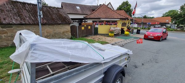 Jüngster Stein des Anstoßes im Streit zwischen Reinhold Mennecke und Familie Hampe ist dieser Anhänger. Der steht vollkommen legal da, nimmt aber Parkplätze für den Pommes Boss weg. - © Marianne Schwarzer