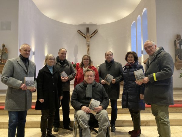 Bürgermeister Heinz-Dieter Krüger (von links), Pastorin Petra Stork, Pfarrer Stefan Schiller, Pfarrgemeinderatsvorsitzende Christiane Berghahn, Stefan Wiesekopsieker, Anne Oelers-Albertin, Roland Linde und Heinrich Stiewe (vorn) präsentieren das Heft über Horn. - © Cordula Gröne