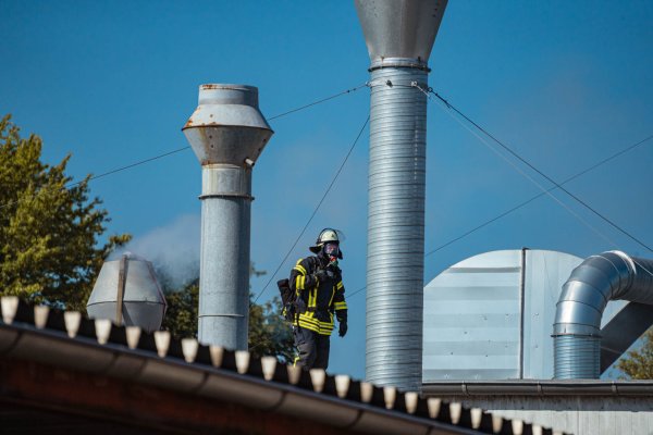 Bei einem Lackierbetrieb in Lieme hat es gebrannt. Die Feuerwehr ging über das Dach vor. - © FREITAG-TV