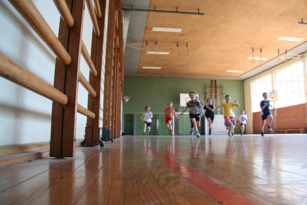 Das Foto zeigt die ehemalige Turnhalle an der Ostschule. Die Neue ist aktuell im Bau und wird in den Ferien noch nicht für Sportler geöffnet sein können. - © Archivfoto: Thomas Reineke