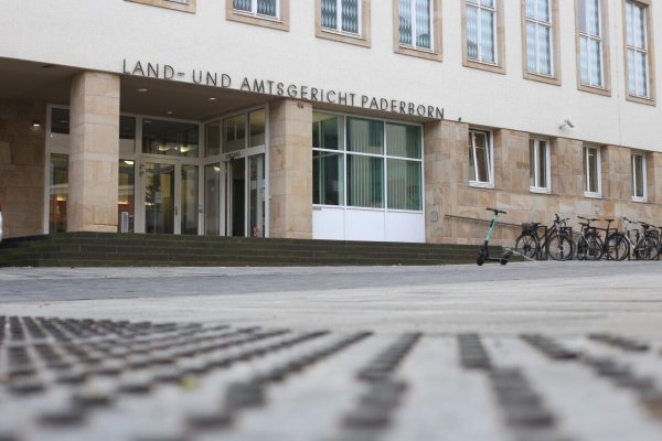 Nur kurz war am Freitag der Verkündungstermin in Paderborn für das Urteil im Rechtsstreit zwischen Marcus Graf Oeynhausen Sierstorpff und der Stadt Bad Driburg. Foto: Niklas Tüns - © Niklas Tüns