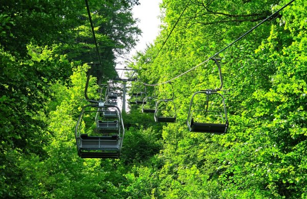 Die SPD und Bürgermeister Frank Hilker woltlen die Idee einer Seilbahn für Detmold als eine alternative Mobilitäts-Variante gerne einmal durchspielen. Im aktuellen Klimaplan für 2030 der SVD bescheinigt allerdings ein Gutachter: Für Demold gäbe es wohl keine ausreichende Nachfrage und auch keine Chance, eine Seilbahn wirtschaftlich zu betreiben. - © moerschy/Pixabay.com