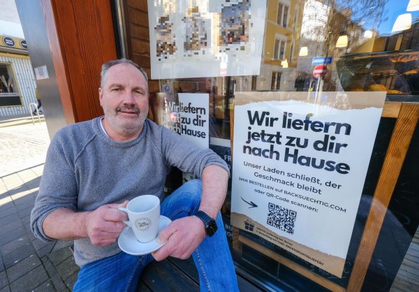 Bäckermeister und Backsüchtig-Erfinder Hans-Martin Rolf vorm Laden. - © Andreas Zobe