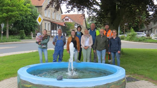 Haben sich zur Würdigung des Brunnenplatzes versammelt: Marie Vollmer mit Carlotta (Brüntruper Bürgerinnen), Uwe Langner (Brunnenbeauftragter), Melina Berg (Künstlerin), Heike Niedermeier (Ortsvorsteherin), Laura Schuster (Kreis Lippe, Dorfcoach), Jörg Segeler (Bauverwaltung Stadt Blomberg), Detlev Wehrmann (Fachbereichsleiter Bauen und Stadtentwicklung Stadt Blomberg), Daniel Trompeter (Mitarbeiter Baubetriebshof Stadt Blomberg), Susanne Kleemann (Brüntruperin und stellvertretende Bürgermeisterin) - © Heike Niedermeier