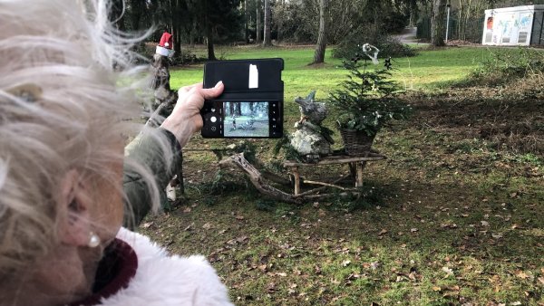 Der Weihnachtsmann mit Schlitten ist derzeit im Landschaftsgarten ein Hingucker. - © Sven Kienscherf